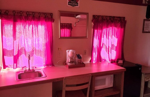 Williams Cabina | Family Fun Railcar Suite & Sleeps 4!