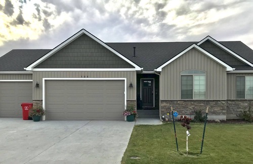 Idaho Falls Casa | Nueva bañera de hidromasaje, sala de literas, sala de juegos, patio privado cercado, para más de 16 personas