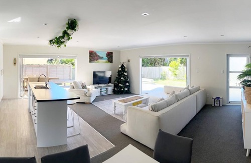 Mangawhai Casa | Family Fun - Sunny, fully-fenced, holiday home - walk to the village, markets, Bennetts, Tavern and more