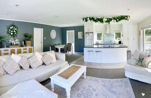 Mangawhai Casa | Family Fun - Sunny, fully-fenced, holiday home - walk to the village, markets, Bennetts, Tavern and more