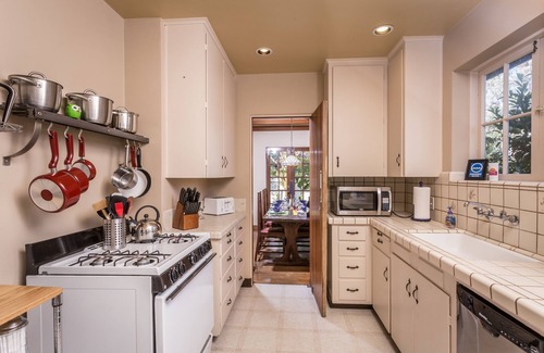 Westside Santa Cruz Casa | ¡Diversión familiar! Encanto del viejo mundo, bañera de hidromasaje + Ubicación perfecta en el lado oeste de Santa Cruz