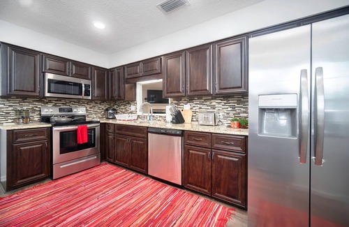 Southside Casa | ~Family Funhouse Sleeps 12 Heated Pool & Spa~