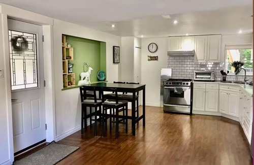 Coquitlam Casa | Family Gathering Beachside Retreat