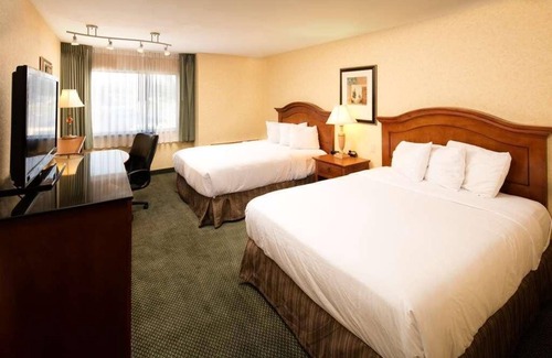 Wenatchee Hotel | Family Getaway! 3 Pet-friendly Units, Outdoor Pool, Free Parking Onsite