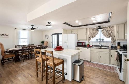 Mount Pleasant Casa | Family Getaway and Modern Farmhouse