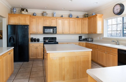Midway Casa | Family Getaway~hot Tub, Ice Castles & Tubing Hs 5 Bedroom Home by RedAwning