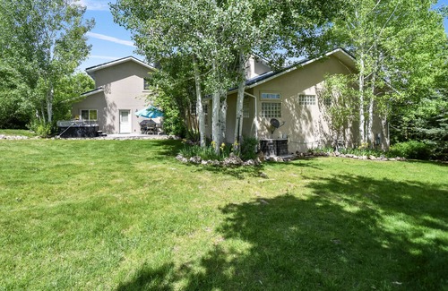 Midway Casa | Family Getaway~hot Tub, Ice Castles & Tubing Hs 5 Bedroom Home by RedAwning