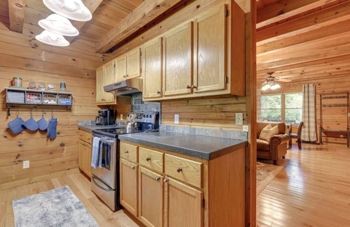 Waynesville Cabina | Family Getaway in a Classic Cozy Log Cabin