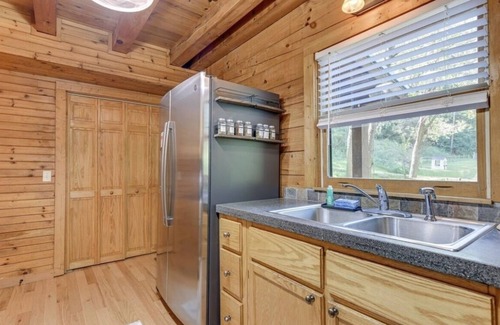 Waynesville Cabina | Family Getaway in a Classic Cozy Log Cabin