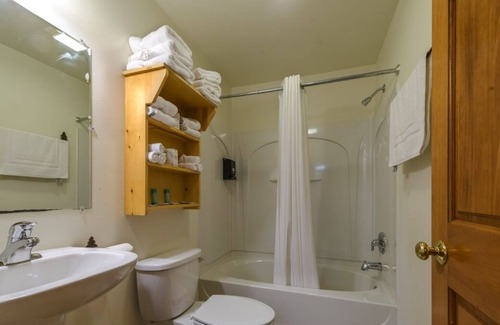 Warrens Casa | Family Getaway Lodge with Playground and Water Park! Near Wetherby Cranberry