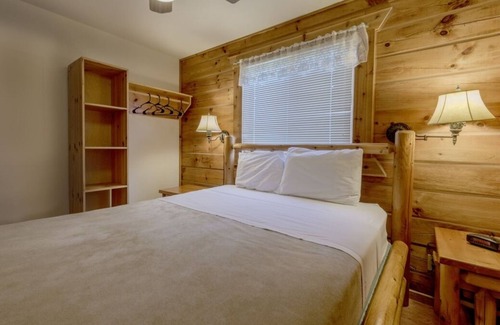 Warrens Casa | Family Getaway Lodge with Playground and Water Park! Near Wetherby Cranberry