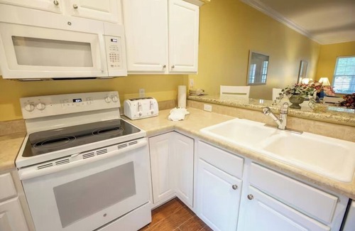 Branson Hotel | Family Getaway w/Kitchen, Laundry & Scenic Views of the Ozark Hills | 4 Units