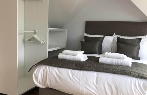 Woolbeding Apartamento | Double Storey Two bedroom-Apartamento-Baño con bañera