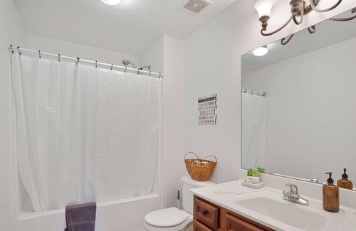 Clarksville Casa | Family Haven: Acogedora casa de 3 habitaciones, 2 baños con un patio trasero cercado y seguro