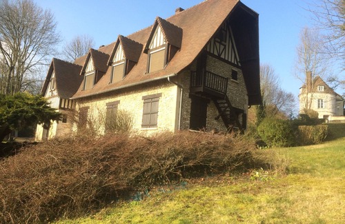 Le Mont-Saint-Adrien Casa | Casa familiar en medio de un verde.
