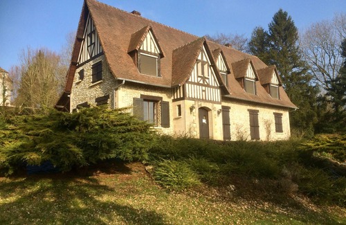 Le Mont-Saint-Adrien Casa | Casa familiar en medio de un verde.