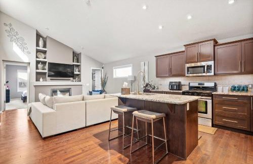 Calgary Casa | Family Home 4BR - Near Airport! FREE Banff Pass - BBQ - Netflix - Gym - Games!