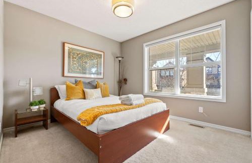 Calgary Casa | Family Home 4BR - Near Airport! FREE Banff Pass - BBQ - Netflix - Gym - Games!