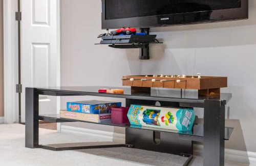 Calgary Casa | Family Home 4BR - Near Airport! FREE Banff Pass - BBQ - Netflix - Gym - Games!