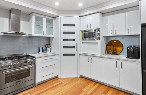 Fremantle Casa | Family Home close to Beach, Public Transport with Pool