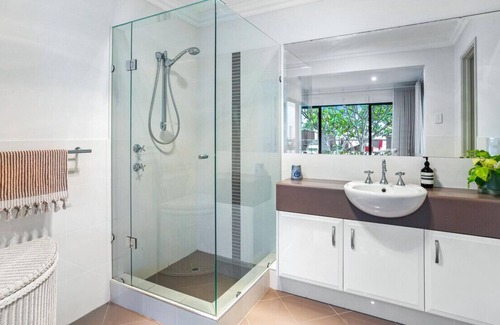 Fremantle Casa | Family Home close to Beach, Public Transport with Pool