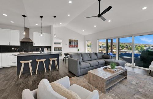 Wolf Creek Casa | Family Home in Eden w Hot Tub and Gym