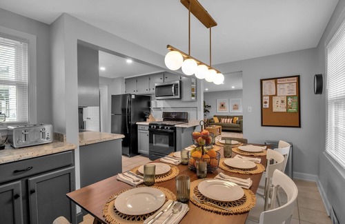 Eggertsville Casa | Family Home, King Beds, EV Charger, WFH, A/C