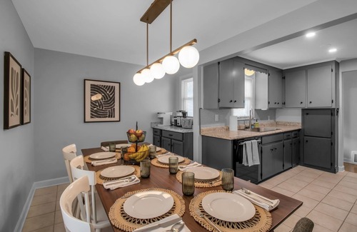Eggertsville Casa | Family Home, King Beds, EV Charger, WFH, A/C