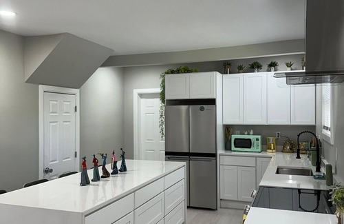 East Shore Casa | Family Home|Pool|HotTub|Near Lighthouse Point Park