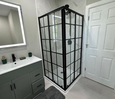 East Shore Casa | Family Home Pool HotTub Near Lighthouse Point Park