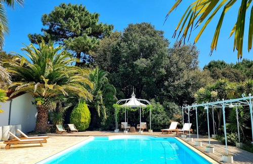 Dolus-d'Oleron Casa | Family home sleeps 10, Swimming pool, Jacuzzi, Petanque, Gym.