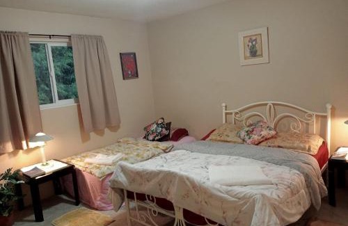 Cloverdale Casa | Family Home Stay in Great Location- Walk to Plazas, Restaurants, Transit C2