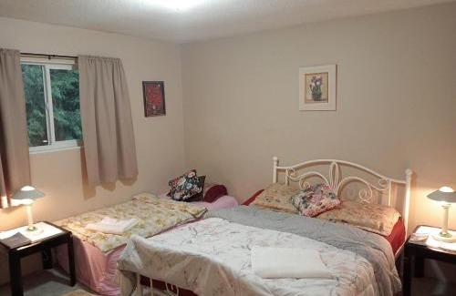 Cloverdale Casa | Family Home Stay in Great Location- Walk to Plazas, Restaurants, Transit C2