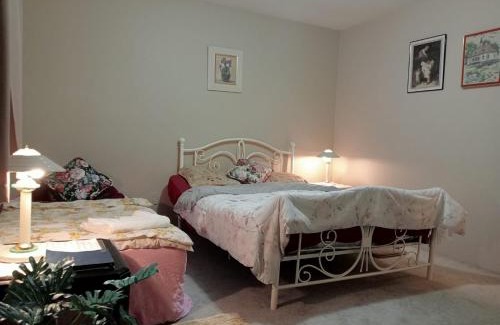 Cloverdale Casa | Family Home Stay in Great Location- Walk to Plazas, Restaurants, Transit C2