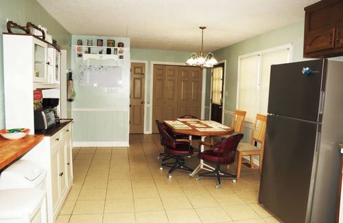 Madison Casa | Family home w King-Qu-2Twins - 3 bedrms, convenience, clean comfort & amenities.