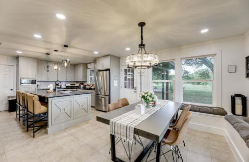 La Grange Casa | Family Home with Covered Patio and Grill in La Grange