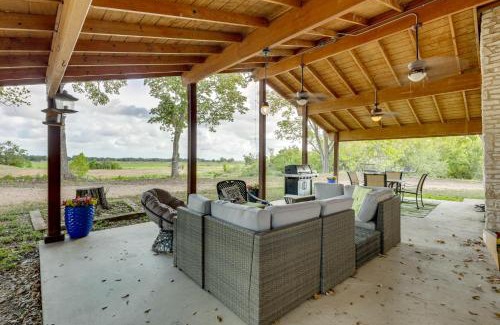 La Grange Casa | Family Home with Covered Patio and Grill in La Grange