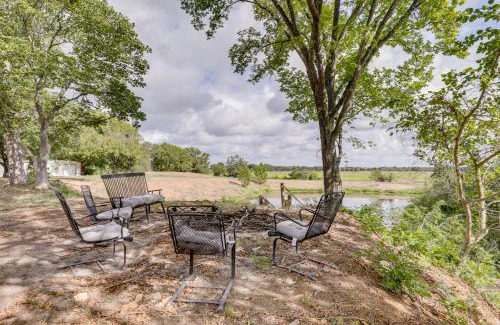 La Grange Casa | Family Home with Covered Patio and Grill in La Grange