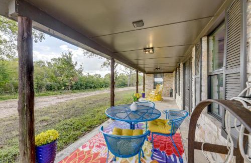 La Grange Casa | Family Home with Covered Patio and Grill in La Grange