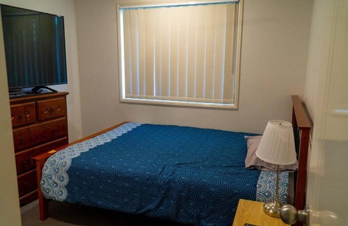 Redbank Plains Casa | Family home with free parking close to everything