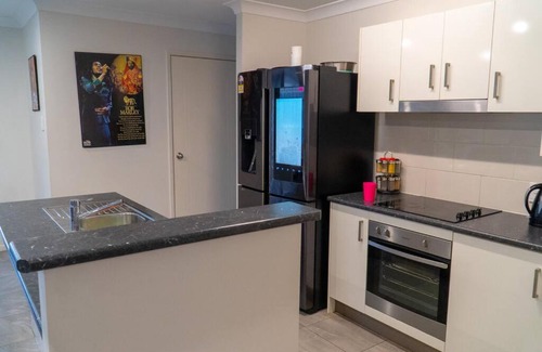 Redbank Plains Casa | Family home with free parking close to everything