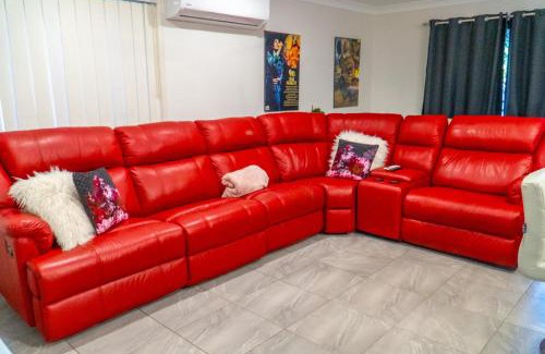 Redbank Plains Casa | Family home with free parking close to everything