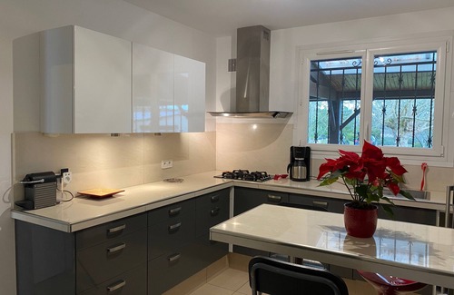 Merignac Casa | Family home with large garden and play area