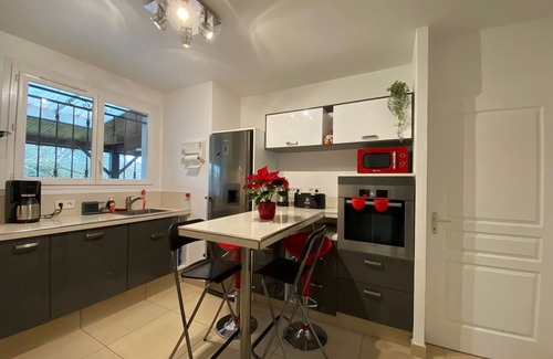 Merignac Casa | Family home with large garden and play area