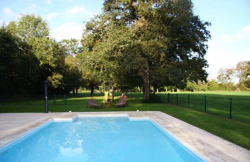 Vallenay Cabaña | Casa familiar con piscina exclusiva en el parque del castillo.