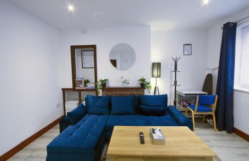 Rushmoor District Casa | Family House near Farnborough Airport, Free Parking