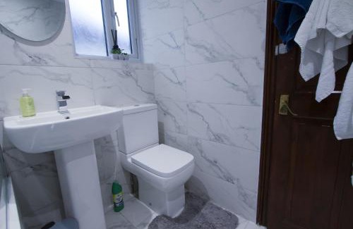 Rushmoor District Casa | Family House near Farnborough Airport, Free Parking