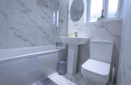 Rushmoor District Casa | Family House near Farnborough Airport, Free Parking