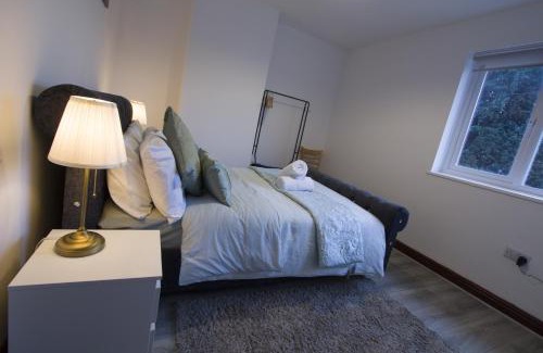 Rushmoor District Casa | Family House near Farnborough Airport, Free Parking