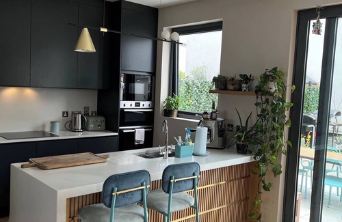 Greystones Casa | Family House Overlooking Popular Cove Beach